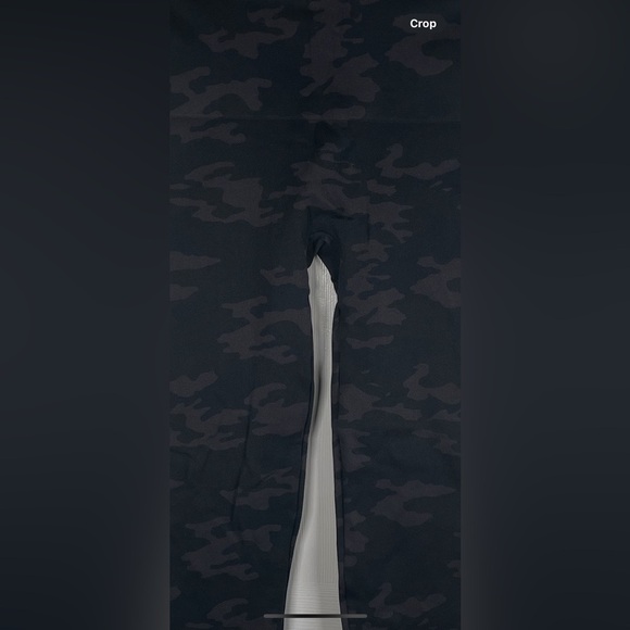 Spanx Medium Leggings Look at Me Now in Black Camo - Picture 4 of 9